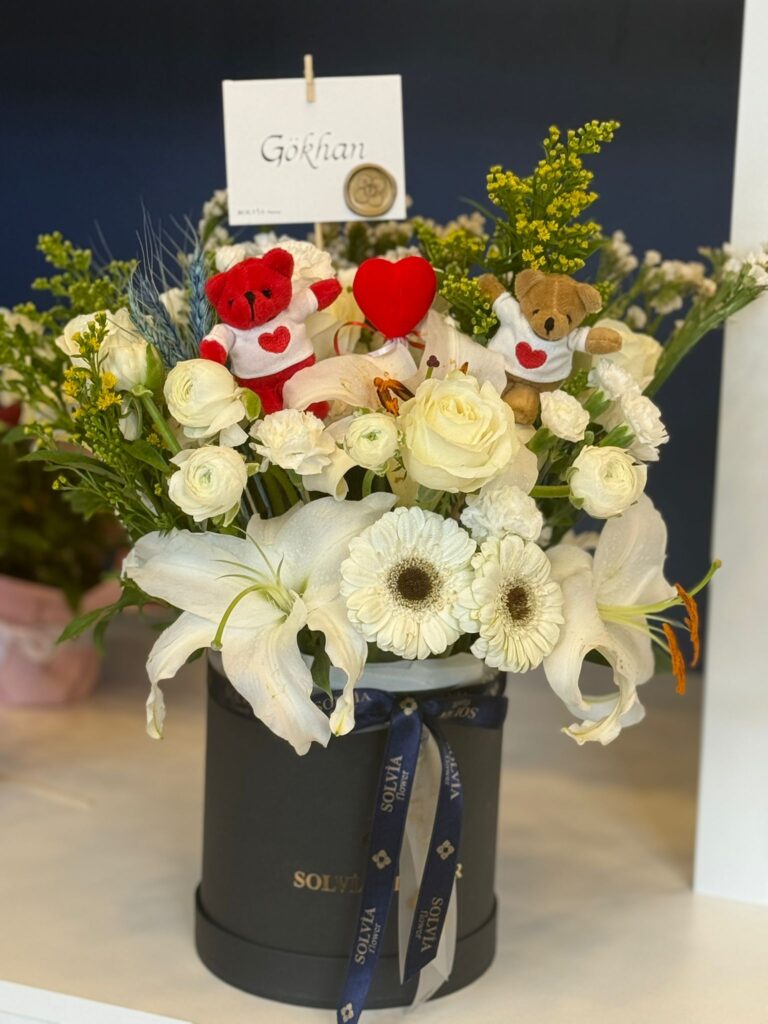 Siyah kutuda beyaz lilyum ve gerbera aranjmanı – Malatya