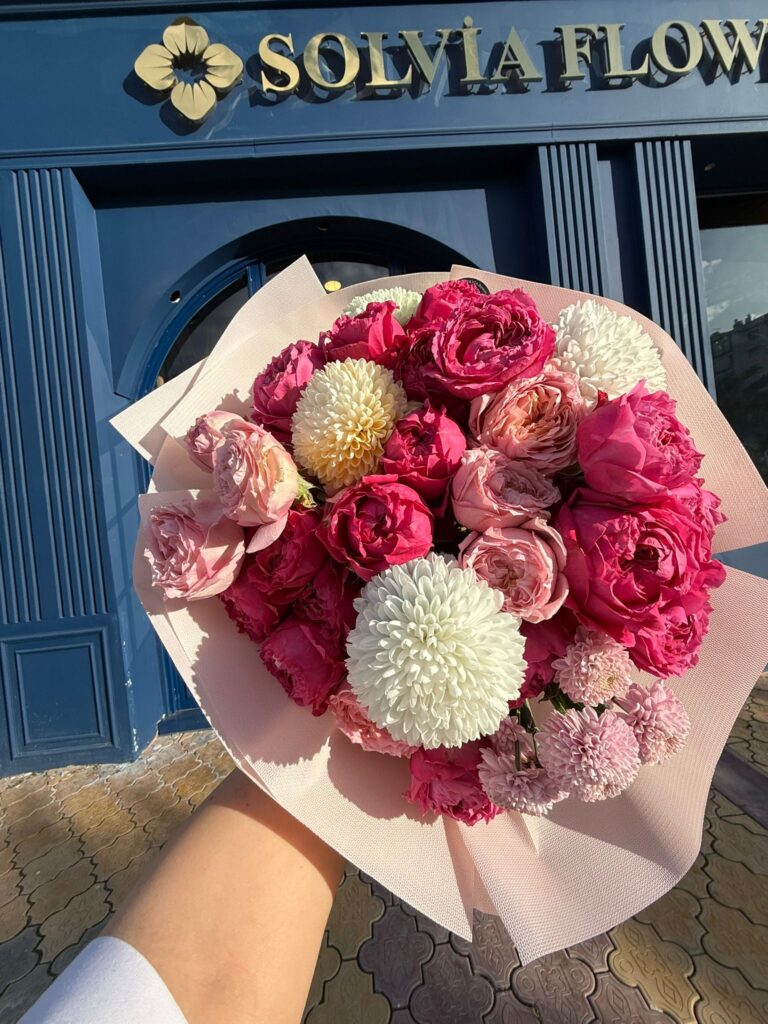 Pembe gül ve krizantem buketi – Solvia Flower mağaza önü