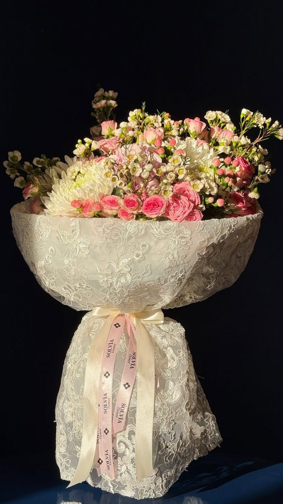 Dantel sarımlı pembe beyaz romantik buket – Solvia Flower Malatya